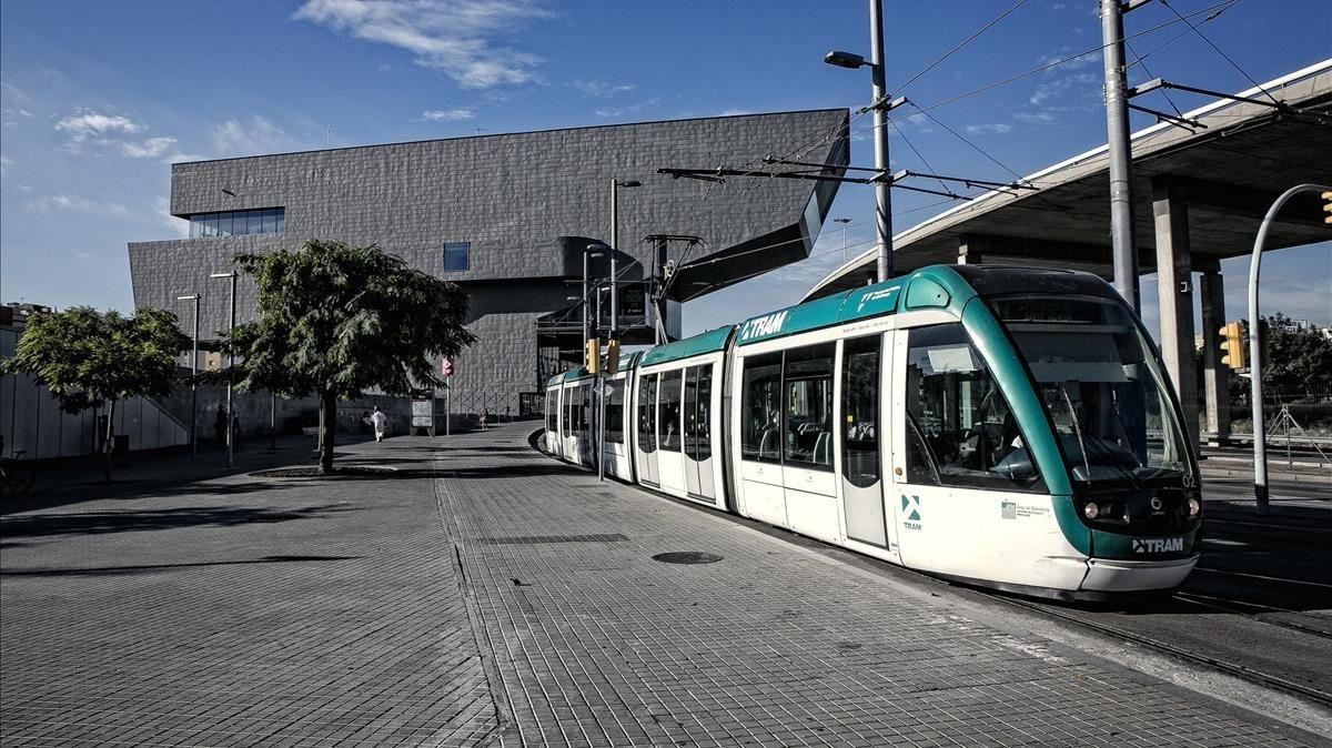 Tranvía del Trambesòs, a su paso por Glòries. Tranvía del Trambesòs, a su paso por Glòries.
