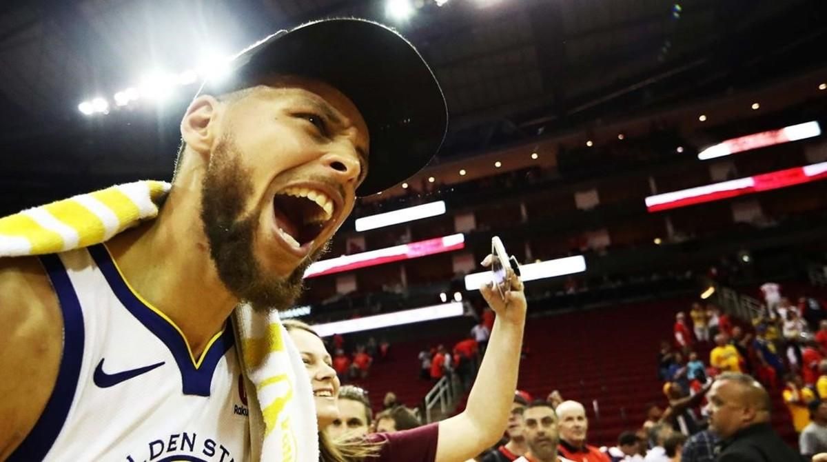 Stephen Curry celebra, eufórico, el pase a la final de la NBA tras vencer en Houston a los Rockets. Stephen Curry celebra, eufórico, el pase a la final de la NBA tras vencer en Houston a los Rockets.