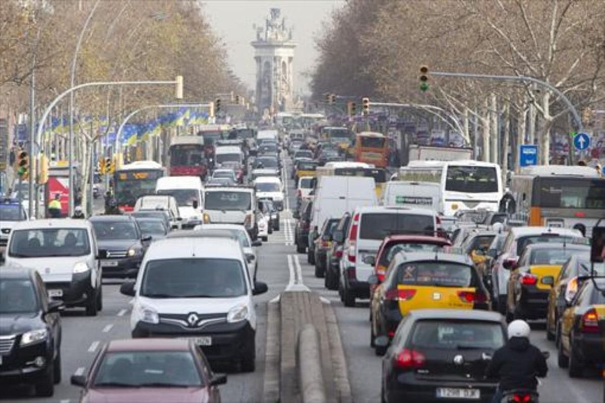 Una calle de Barcelona colapsada por el tráfico automovilístico. Una calle de Barcelona colapsada por el tráfico automovilístico.