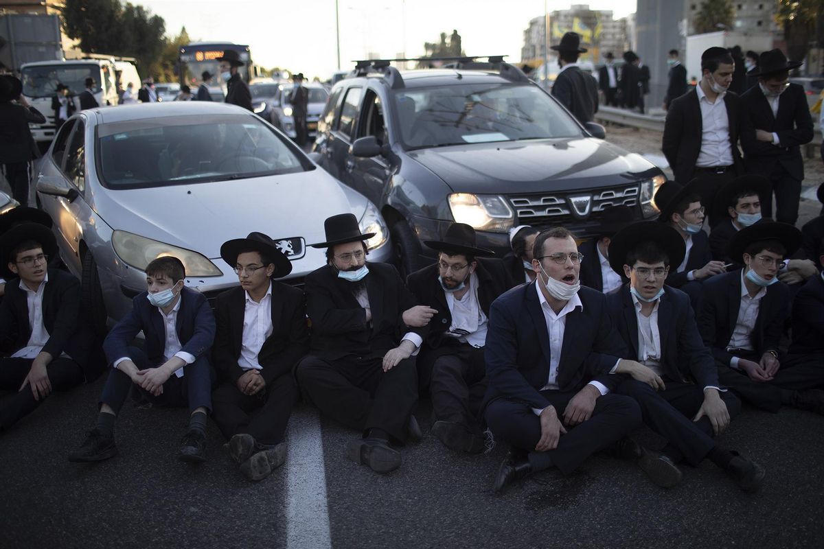 Judíos ultraortodoxos durante una protesta contras las restricciones impuestas contra el coronavirus en Israel. Judíos ultraortodoxos durante una protesta contras las restricciones impuestas contra el coronavirus en Israel.