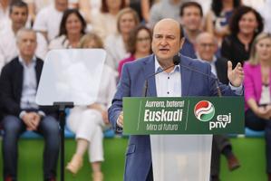 El presidente del Partido Nacionalista Vasco, Andoni Ortuzar, acompañado por los candidatos a las alcaldías de localidades vascas, durante el acto de cierre de campaña electoral celebrado este viernes en Bilbao. EFE/Luis Tejido