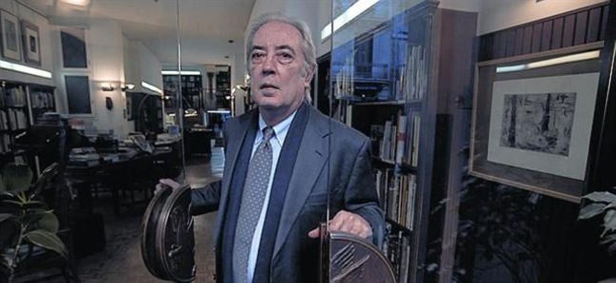 Manuel Martínez Bravo, ayer, en su librería. Manuel Martínez Bravo, ayer, en su librería.