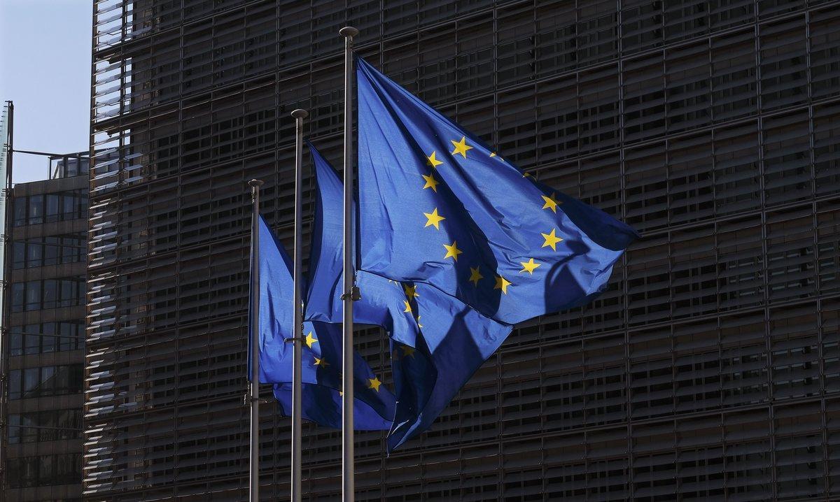 Banderas de la Unión Europea ante la sede de la Comisión Europea, en Bruselas.