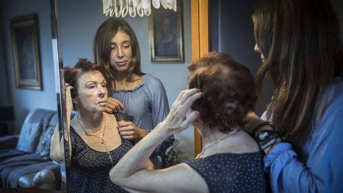 Alba Santigosa, de 17 años, con su abuela Pilar, de 77 y enferma de alzhéimer.