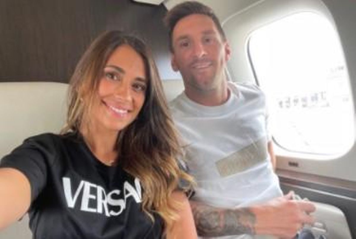 Antonela y Messi en el avión Antonela y Messi en el avión