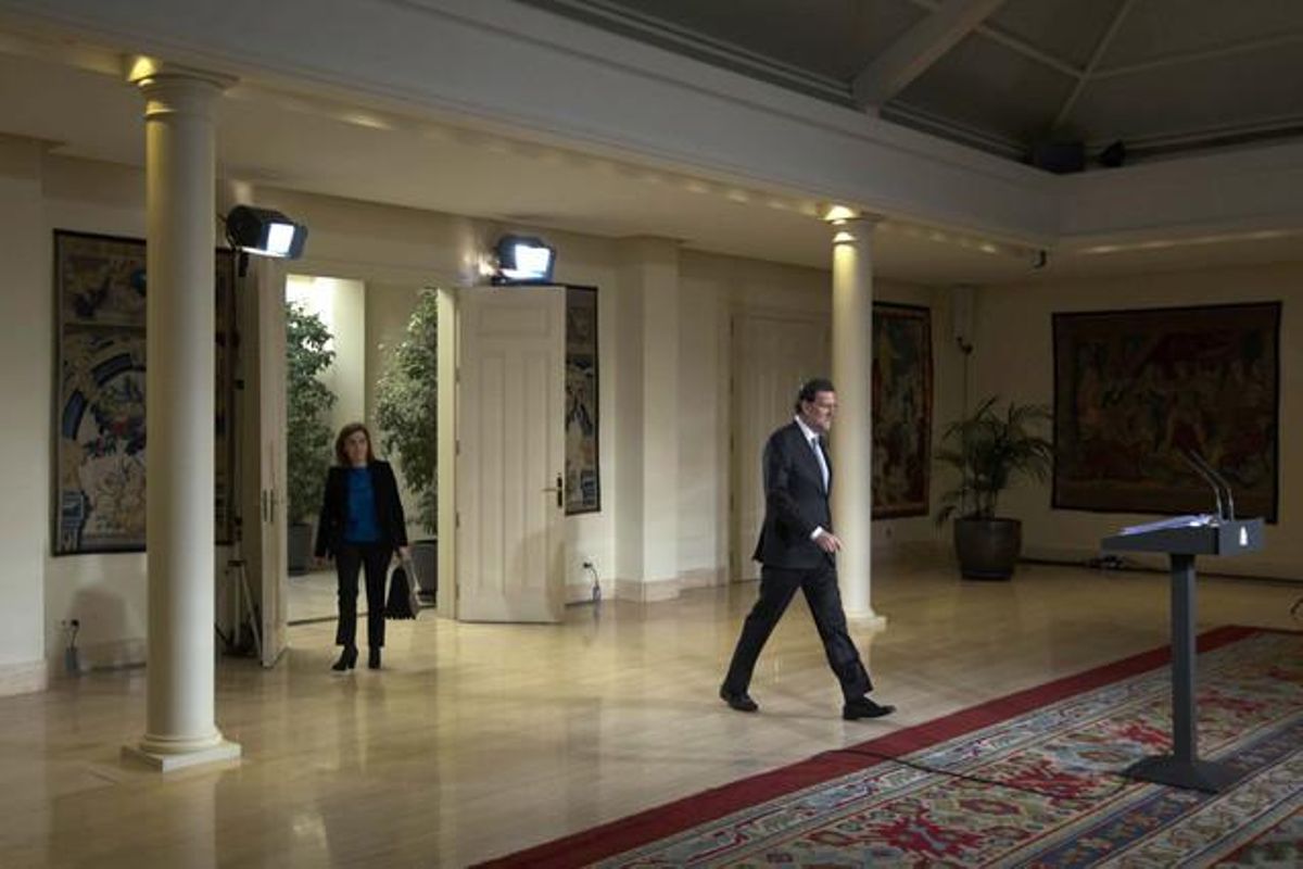 El presidente Rajoy llega, seguido de la vicepresidenta, Soraya Sáenz de Santamaría, a la rueda de prensa en el palacio de la Moncloa. El presidente Rajoy llega, seguido de la vicepresidenta, Soraya Sáenz de Santamaría, a la rueda de prensa en el palacio de la Moncloa.