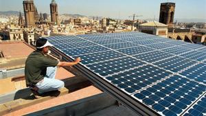 Desconnexió del sistema elèctric: es dispara la instal·lació de plaques solars per pagar 12 euros al mes de llum