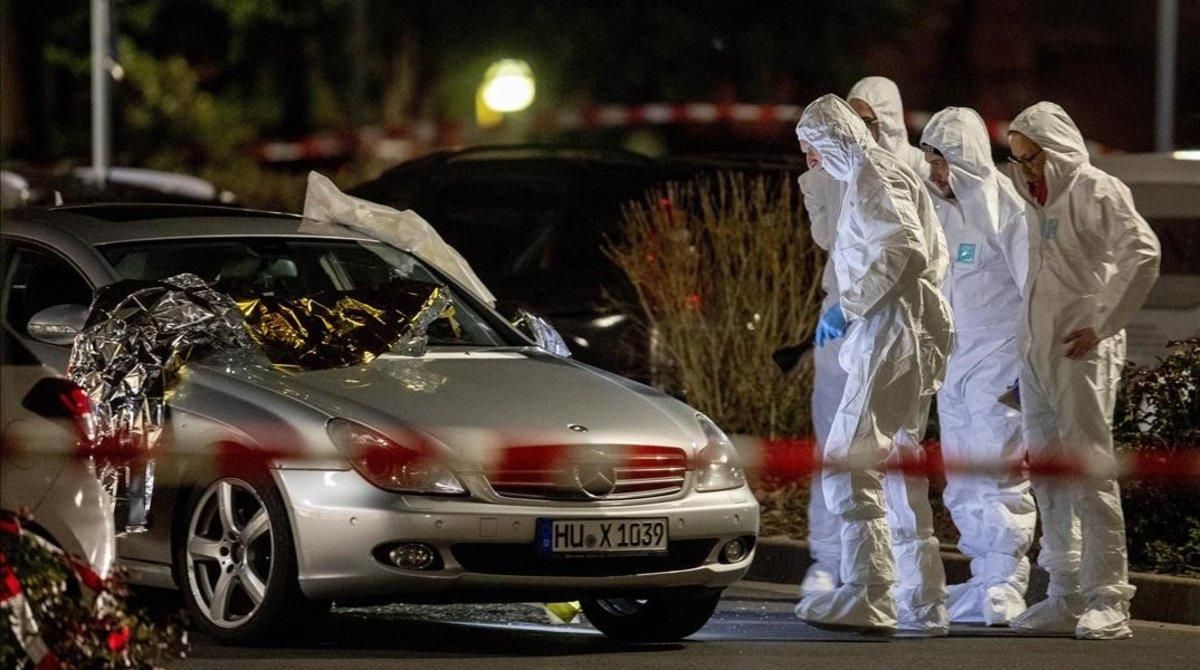 La policía científica trabaja en una de las escenas del tiroteo en el centro de Hanau, el pasado mes de febrero. La policía científica trabaja en una de las escenas del tiroteo en el centro de Hanau, el pasado mes de febrero.