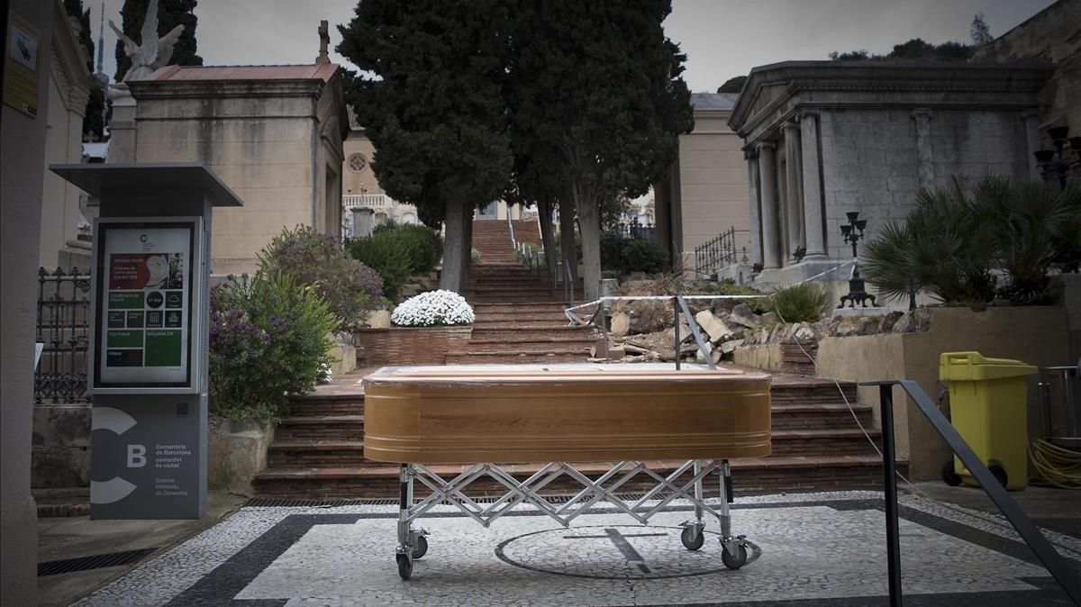 Servicios funerarios trasladan un ataúd al cementerio de Sant Gervasi. Servicios funerarios trasladan un ataúd al cementerio de Sant Gervasi.