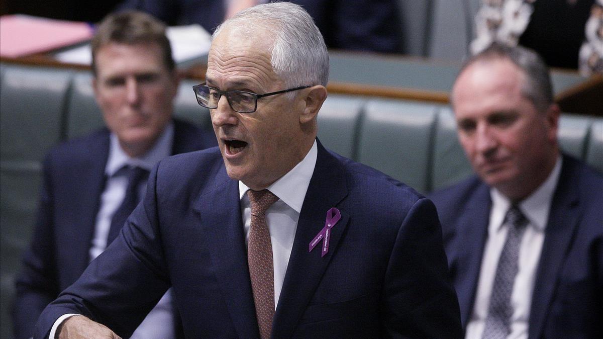 Joyce (derecha) escucha la intervención de Turnbull ante el Parlamento, este jueves en Canberra.