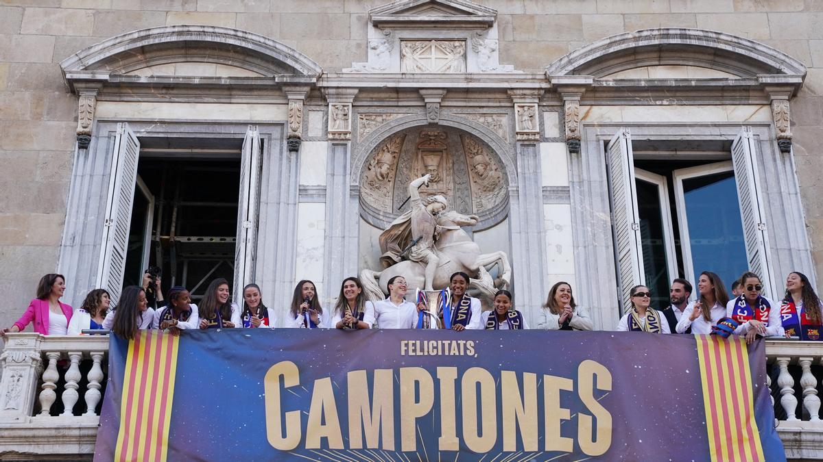 Las jugadoras del Barça celebrando su título de ’Champions’ en el balcón de la Generalitat