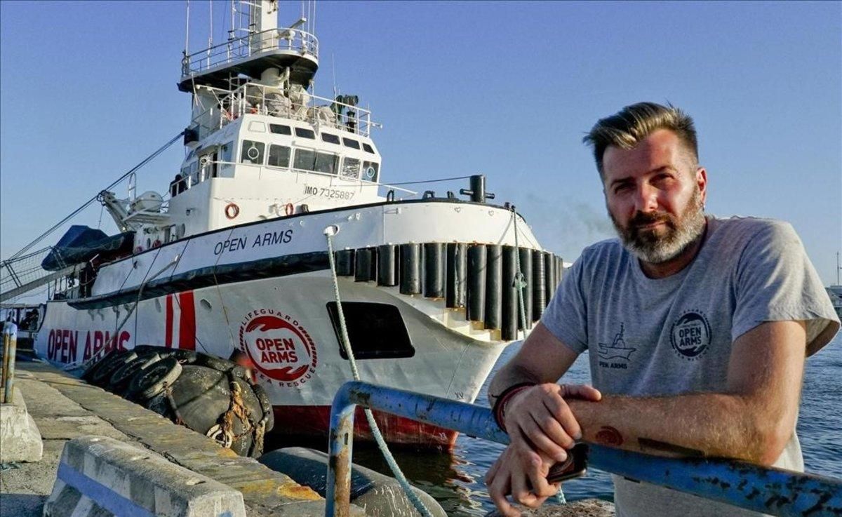 Riccardo Gatti, jefe de misión del ’Open Arms’, junto al buque, en el puerto de Nápoles. Riccardo Gatti, jefe de misión del ’Open Arms’, junto al buque, en el puerto de Nápoles.