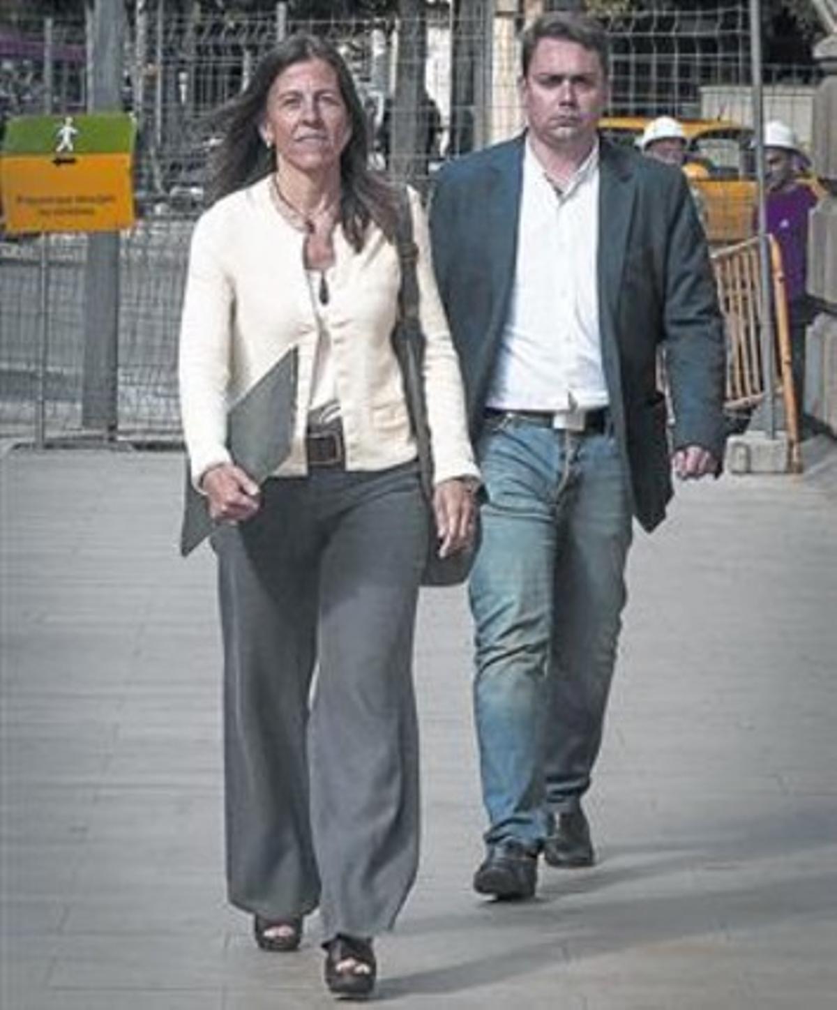 La esposa de Oriol Pujol, Anna Vidal, dirigiéndose al Palau de Justícia de Barcelona.