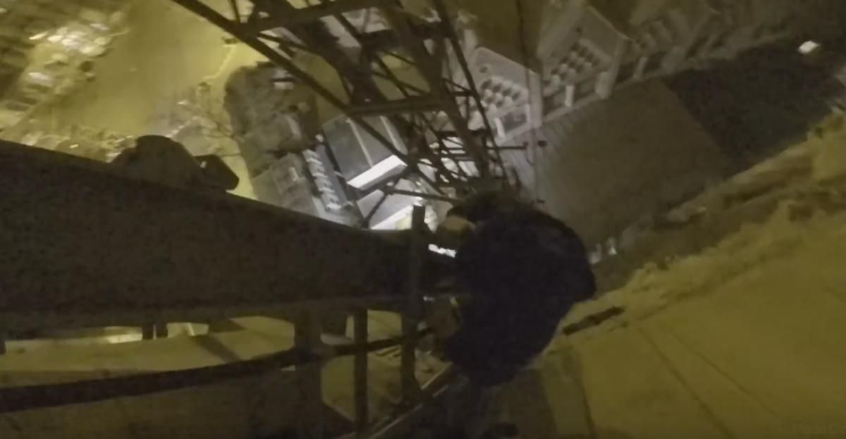 Captura del vídeo con una escalada vandálica en la Sagrada Família. Captura del vídeo con una escalada vandálica en la Sagrada Família.