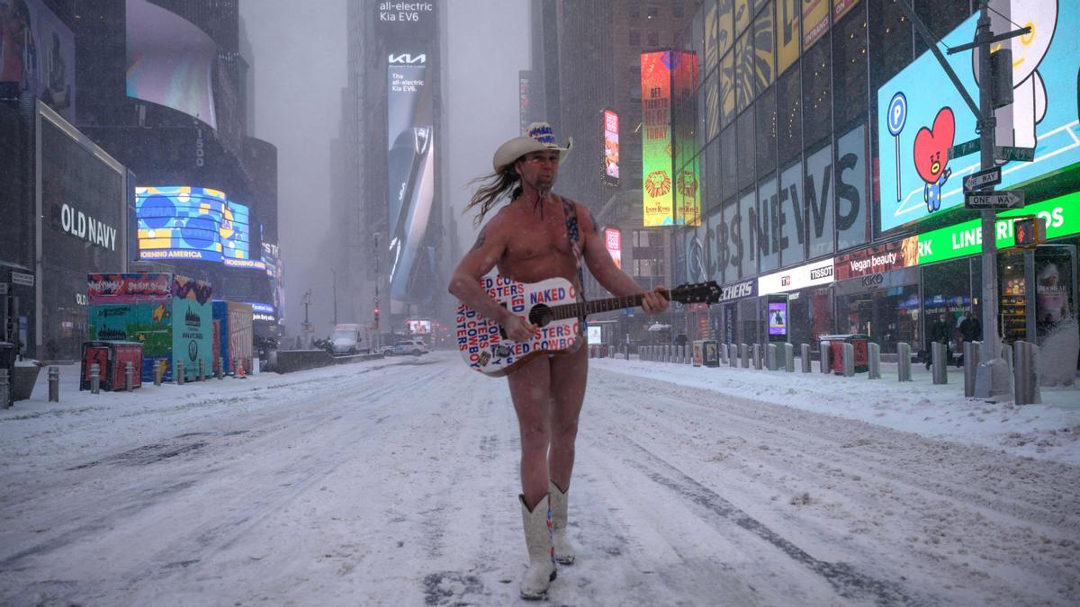 The Naked Cowboy actuando durante la tormenta de nieve en Times Square.