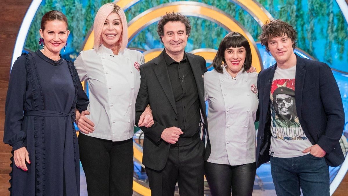 Bibiana Fernández y Anabel Alonso junto al jurado de ’Masterchef 8’. Bibiana Fernández y Anabel Alonso junto al jurado de ’Masterchef 8’.