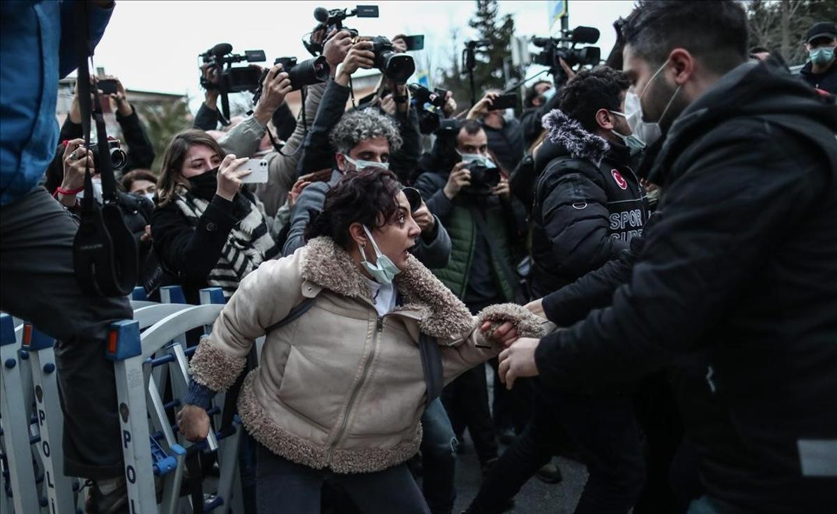  Agentes de antidisturbios turcos arrestan a un manifestante ante la universidad de Bogazici en Estambul , Turquía, el 1 de febrero de 2021. 
