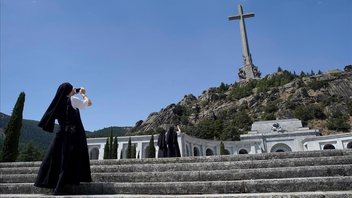 Una monja, de visita en el Valle de los Caídos. Una monja, de visita en el Valle de los Caídos.