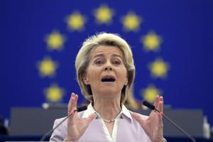 La presidenta de la Comisión Europea, Ursula von der Leyen, en el pleno del Parlamento de Estrasburgo, el pasado 8 de junio.