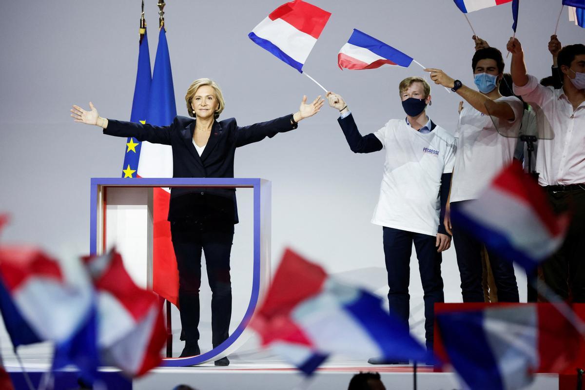 La candidata de Los Republicanos, Valerie Pécresse, saluda a sus seguidores durante el mitin en el Zenith de París. 
