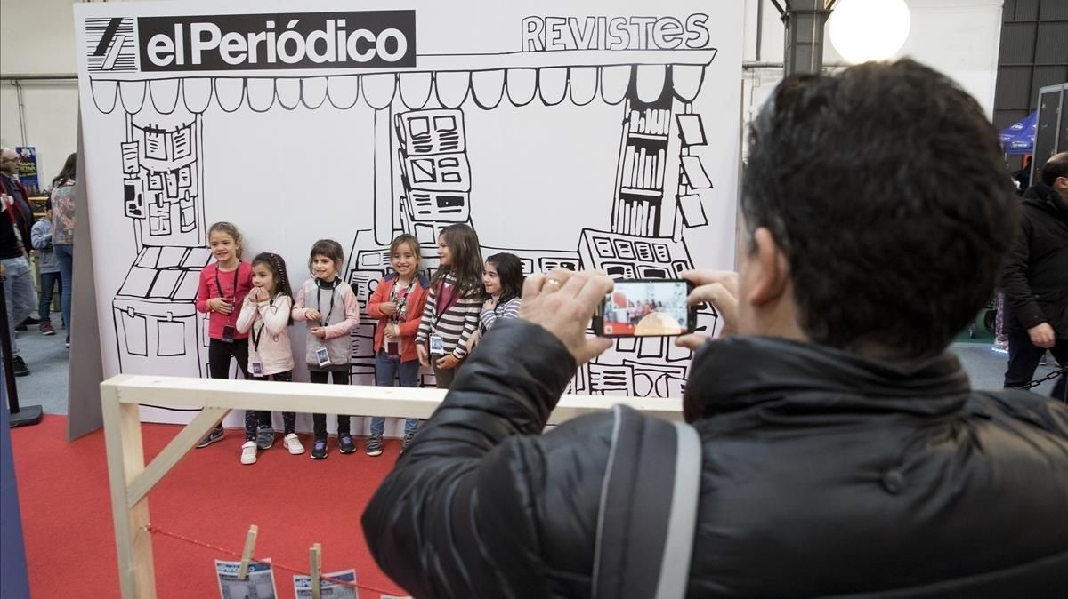 Niños en el ‘quiosco’ de EL PERIÓDICO en La Ciutat dels Somnis. Niños en el ‘quiosco’ de EL PERIÓDICO en La Ciutat dels Somnis.