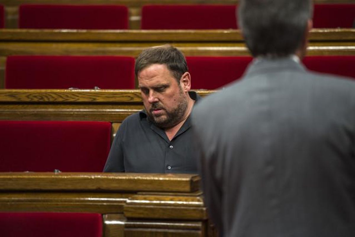 Artur Mas, de espaldas, y Oriol Junqueras, en el Parlament. Artur Mas, de espaldas, y Oriol Junqueras, en el Parlament.