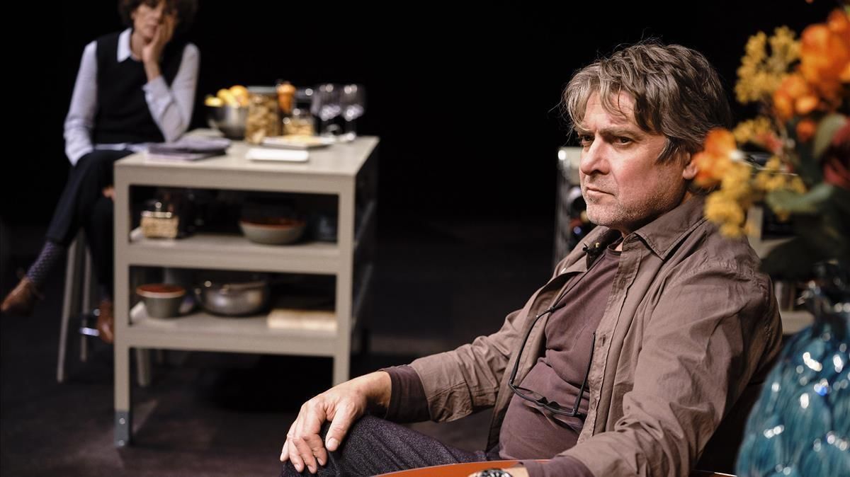 Pere Arquillué, con Marta Marco al fondo, en una escena de ’53 diumenges’, la obra escrita y dirigida por Cesc Gay que programa el Romea. Pere Arquillué, con Marta Marco al fondo, en una escena de ’53 diumenges’, la obra escrita y dirigida por Cesc Gay que programa el Romea.