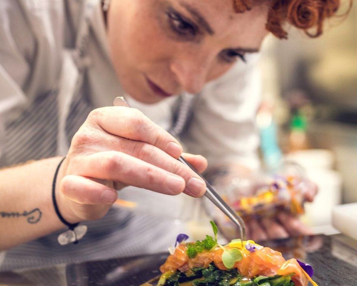 Melissa Herrera, chef del restaurante Valmas, preparando uno de sus platos. Melissa Herrera, chef del restaurante Valmas, preparando uno de sus platos.