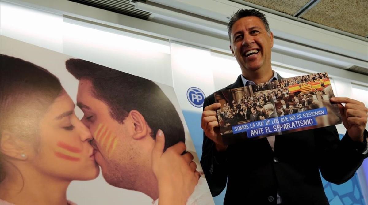 Albiol muestra el cartel y el folleto de la campaña ’La Catalunya valiente’, este viernes, en la sede del PPC. Albiol muestra el cartel y el folleto de la campaña ’La Catalunya valiente’, este viernes, en la sede del PPC.