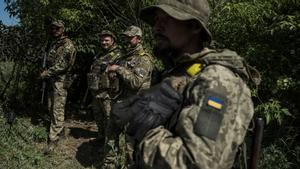 Soldados ucranianos cerca de la frontera entre Ucrania y Rusia, en la región de Jarkov.