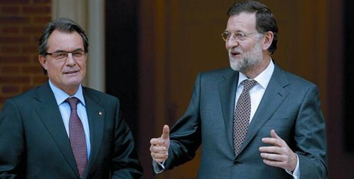 Artur Mas y Mariano Rajoy, ayer, poco antes de la reunión de casi dos horas que mantuvieron en el palacio de la Moncloa. Artur Mas y Mariano Rajoy, ayer, poco antes de la reunión de casi dos horas que mantuvieron en el palacio de la Moncloa.