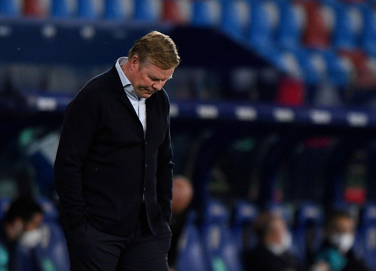 Koeman, abatido en el Ciutat de Valencia en el Levante-Barça. Koeman, abatido en el Ciutat de Valencia en el Levante-Barça.