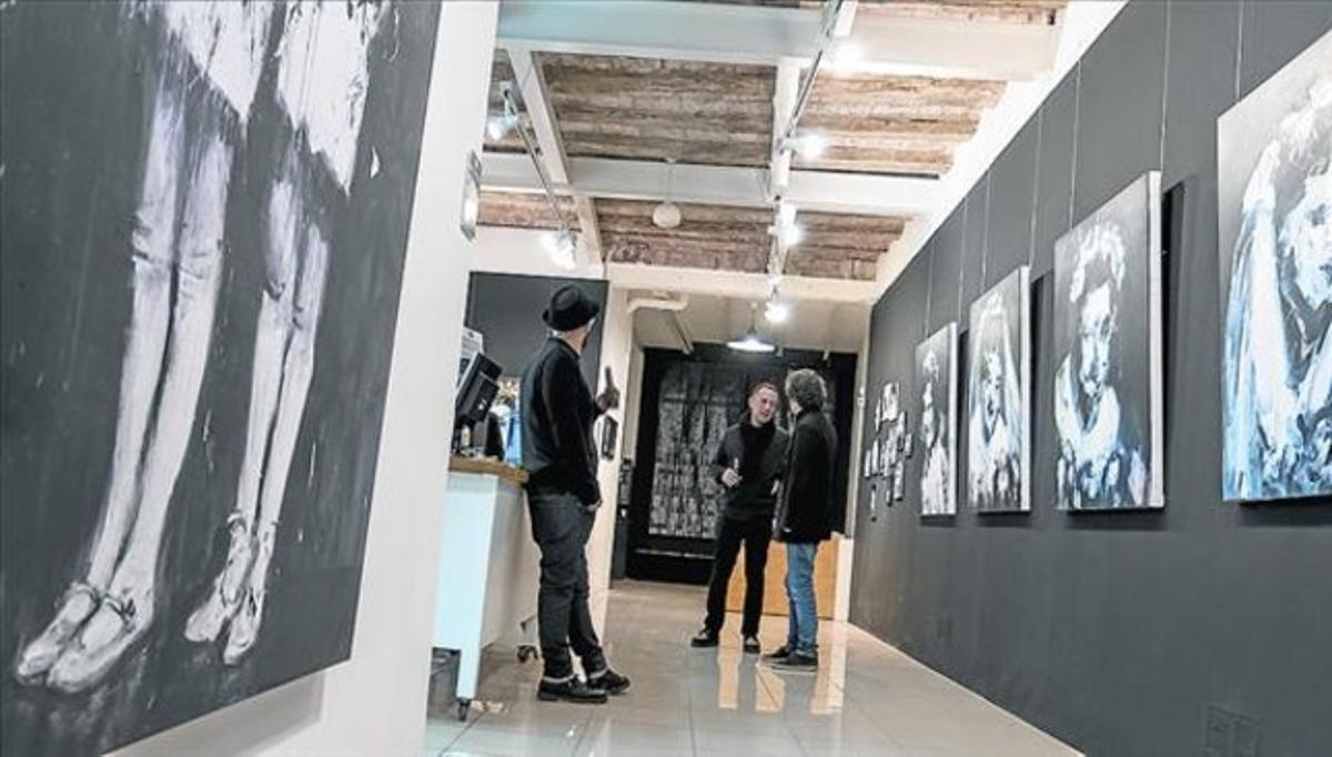 Piezas de la exposición de Miroir Noir en la galería Anaglifos, ayer. Piezas de la exposición de Miroir Noir en la galería Anaglifos, ayer.