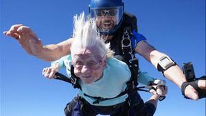 Una mujer de 104 años bate el récord Guinness de salto en paracaídas.