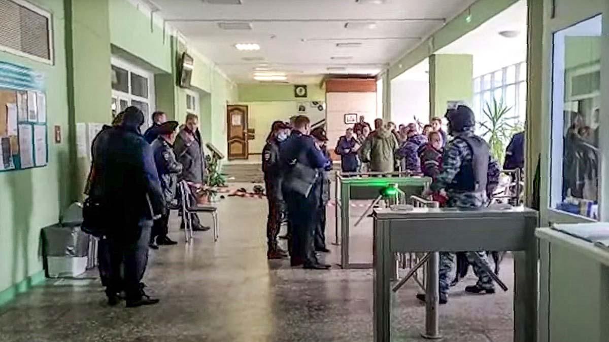 Un alumno de una universidad rusa acaba con la vida de al menos ocho personas. Un alumno de una universidad rusa acaba con la vida de al menos ocho personas.
