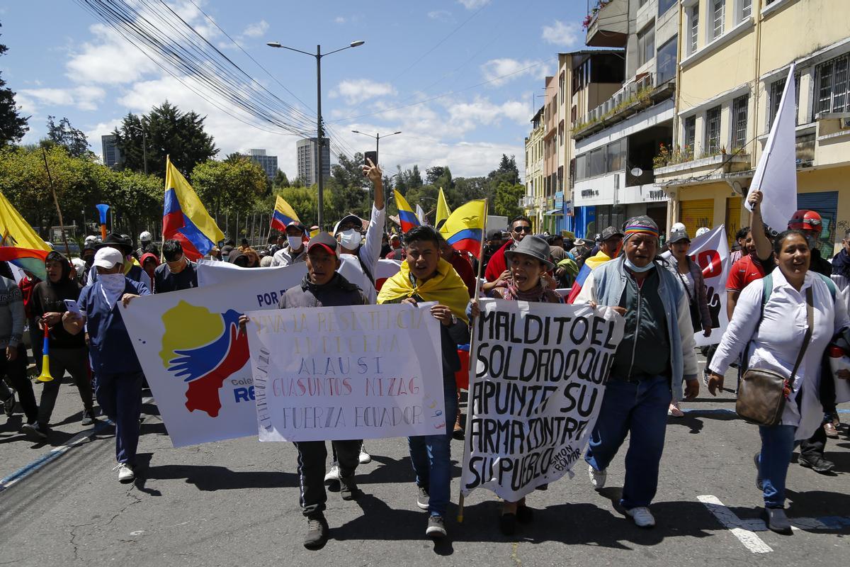 Ecuador retoma las negociaciones con los manifestantes indígenas en medio de un estado de excepción