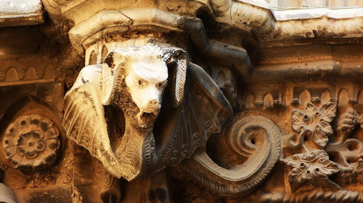 Uno de los detalles con colmillos de la catedral que se descubre en la Ruta vampírica. 