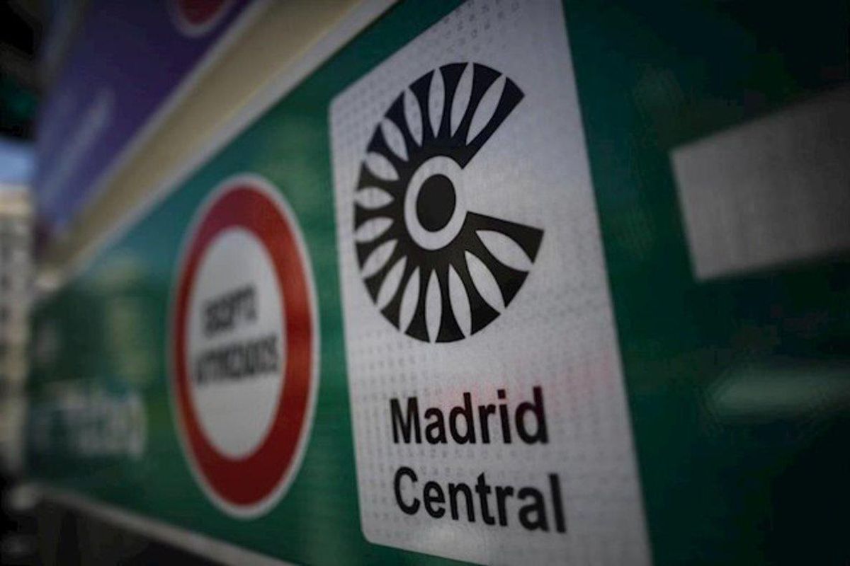 Señal de tráfico con el logo de Madrid Central. Señal de tráfico con el logo de Madrid Central.
