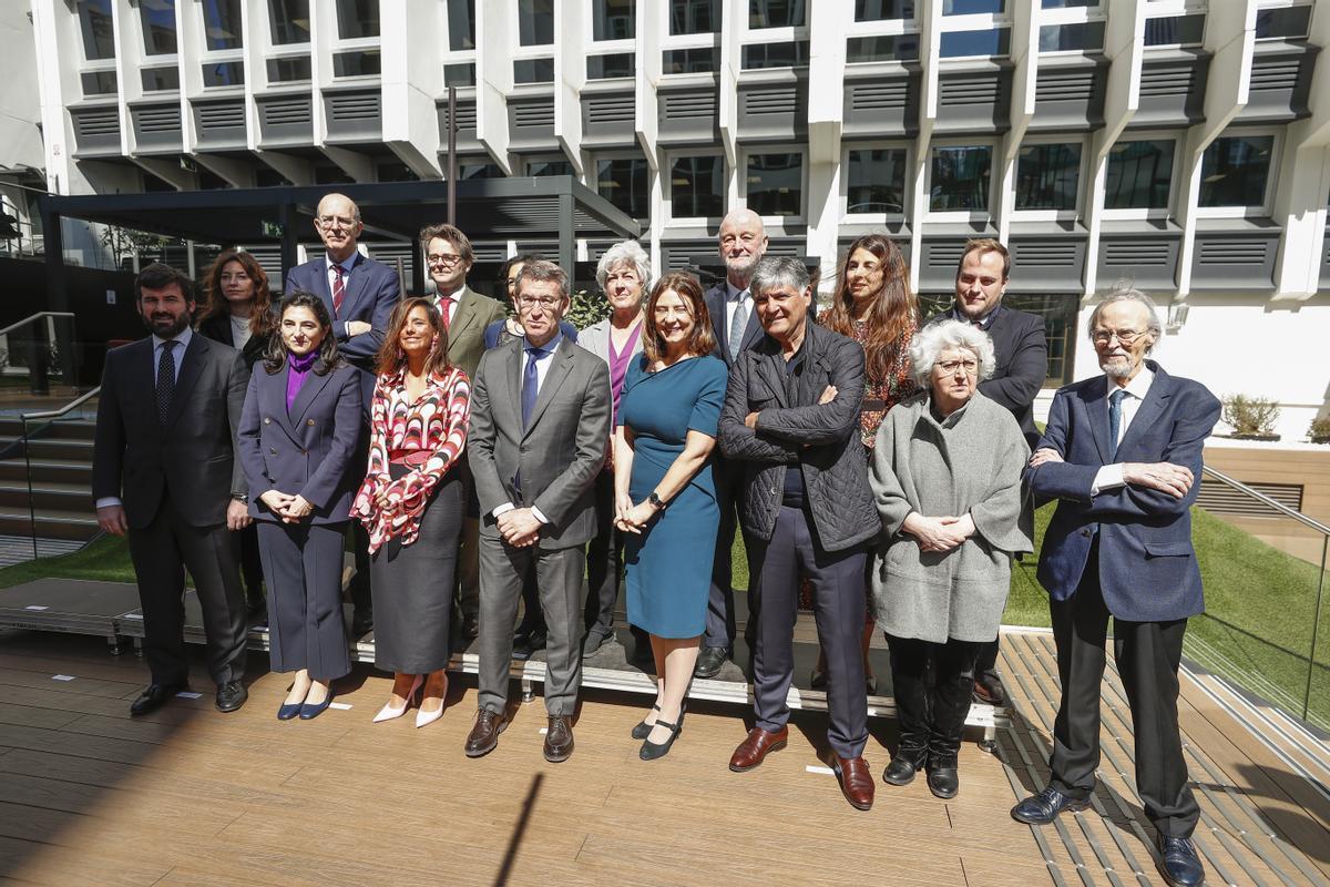 El líder del PP, Alberto Núñez Feijóo, con miembros de la nueva fundación Reformismo21, este viernes, en los jardines de un hotel de Madrid.