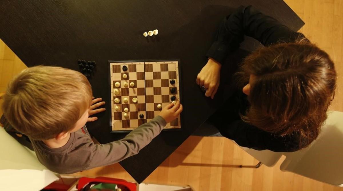 Hèctor, un niño superdotado, juega al ajedrez con su madre.