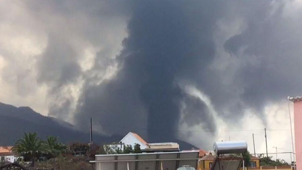 El volcán de La Palma, en plena explosión. El volcán de La Palma, en plena explosión.