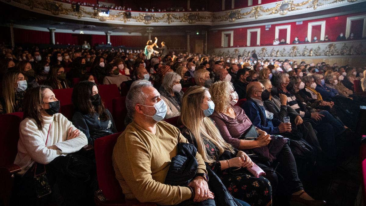 El público en el Teatro Tívoli durante la función de ’Cantando bajo la lluvia’.