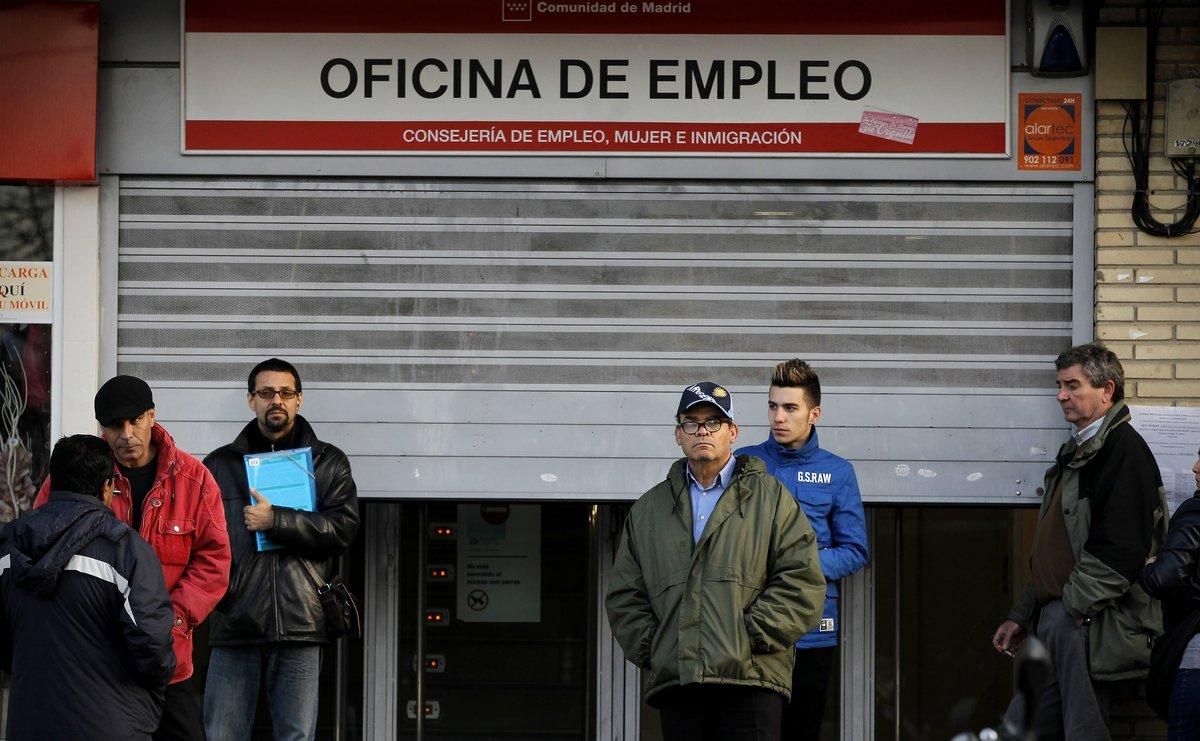 Imagen de archivo de personas en una oficina de empleo Imagen de archivo de personas en una oficina de empleo