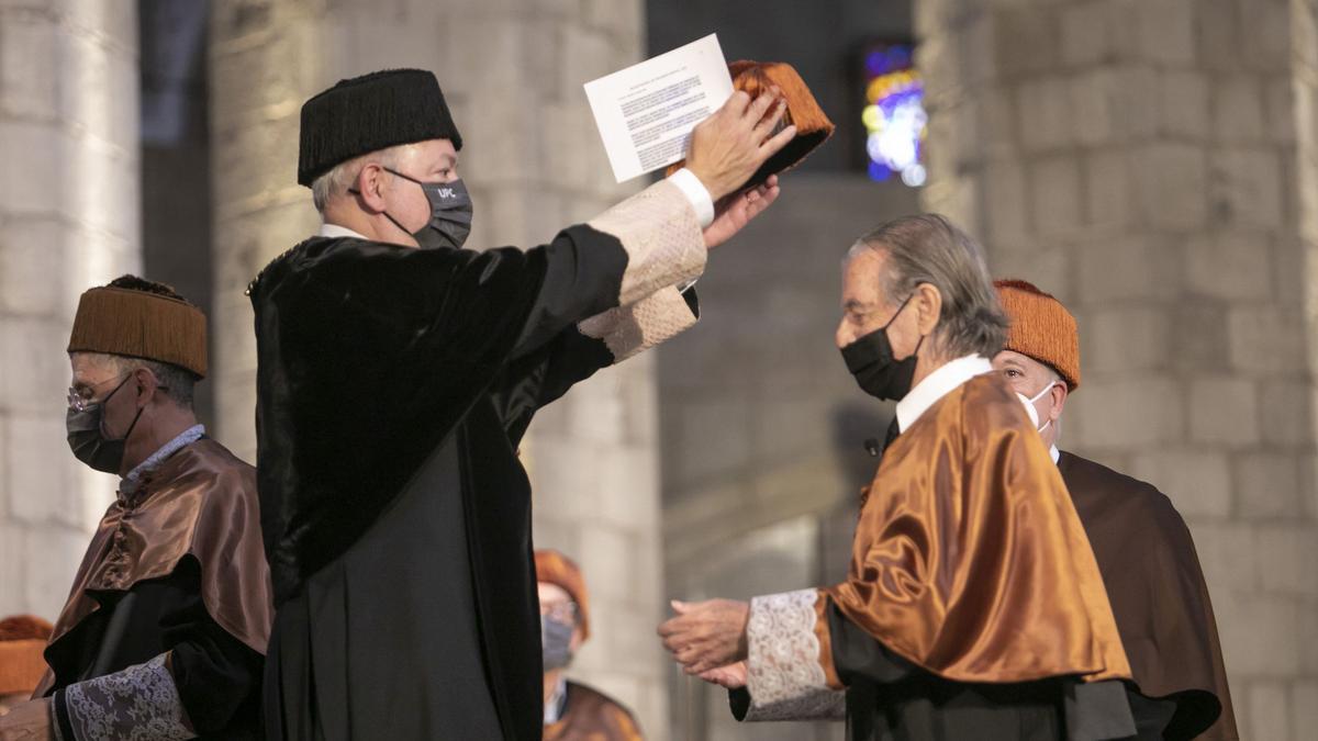 Ricardo Bofill, con su muceta de color bronce, como le corresponde por su oficio, a puno de ser coronado con el birrete como ’honoris causa’. Ricardo Bofill, con su muceta de color bronce, como le corresponde por su oficio, a puno de ser coronado con el birrete como ’honoris causa’.