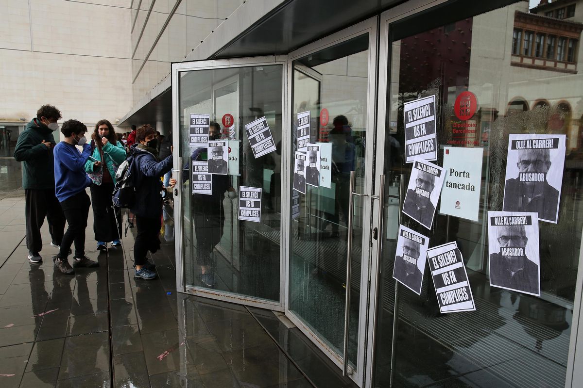 Alumnos del Institut del Teatre, en la protesta contra los abusos, este lunes en la puerta del centro. Alumnos del Institut del Teatre, en la protesta contra los abusos, este lunes en la puerta del centro.