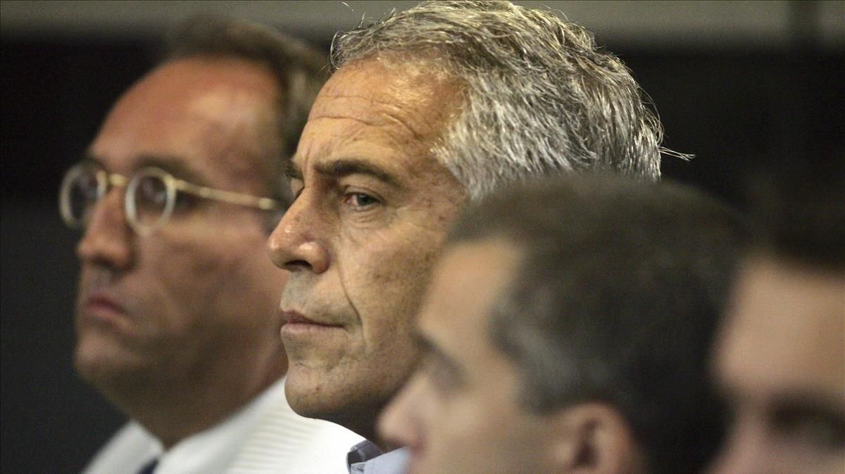 Jeffrey Epstein, en el centro, durante el juicio del 2008. Jeffrey Epstein, en el centro, durante el juicio del 2008.