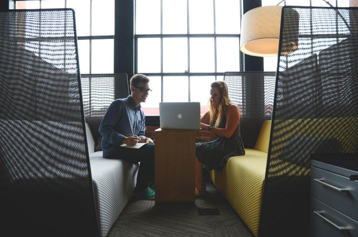 Promover entornos colaborativos e impulsar programas de mentoría son claves para el bienestar de la Generación Z en el trabajo. Promover entornos colaborativos e impulsar programas de mentoría son claves para el bienestar de la Generación Z en el trabajo.