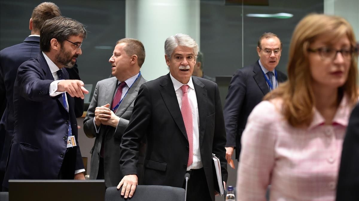 El ministro de Exteriores español, Alfonso Dastis, a su llegada a la reunión con sus homólogos Europeos este lunes en Bruselas. El ministro de Exteriores español, Alfonso Dastis, a su llegada a la reunión con sus homólogos Europeos este lunes en Bruselas.