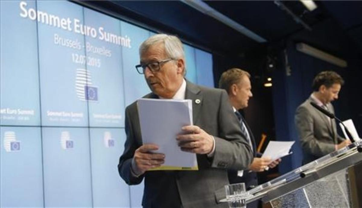 El presidente de la Comisión Europea, Jean-Claude Juncker, abandona la sala tras dar una rueda de prensa tras finalizar la cumbre de líderes de la eurozona.