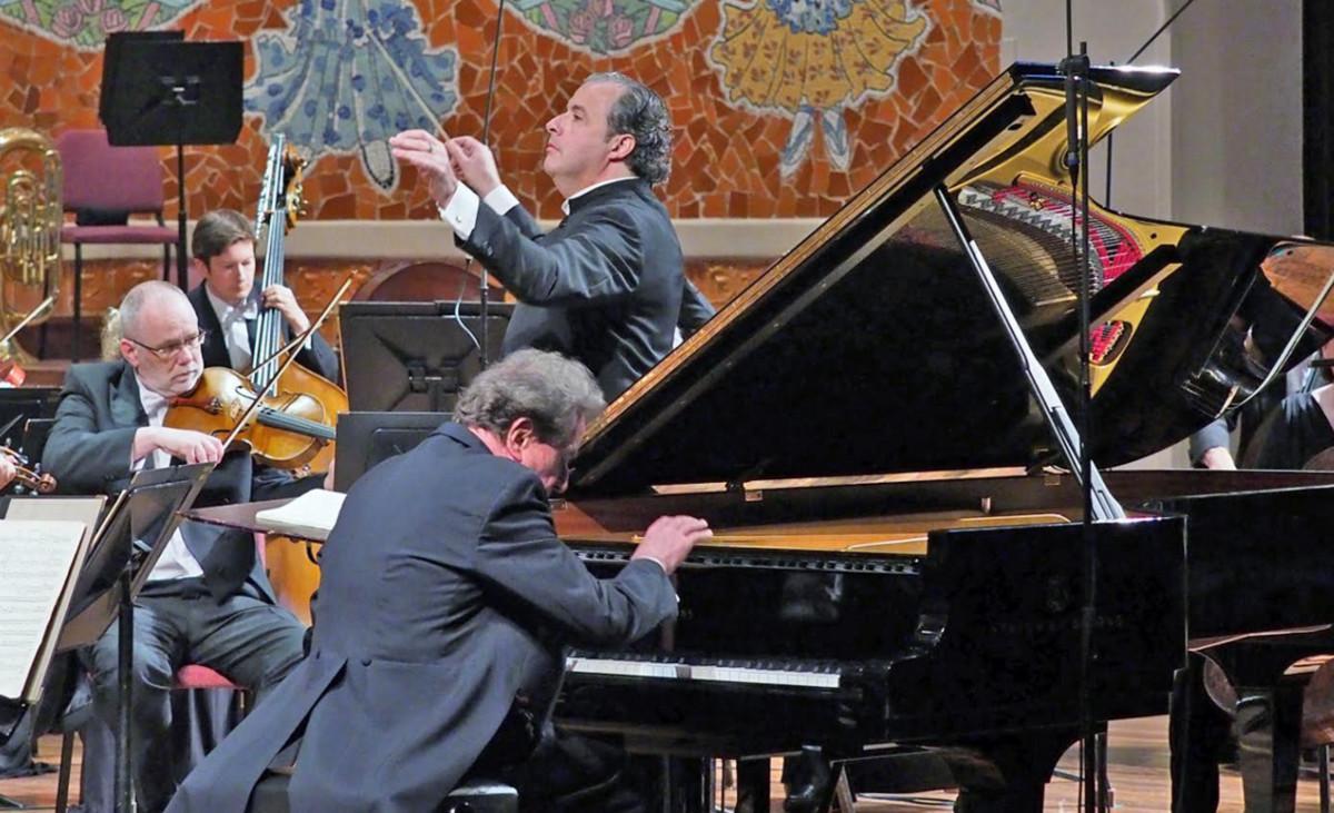 Rudolf Buchbinder, al piano, y Juanjo Mena, al frente de la BBC Philharmonic, el miércoles en el Palau de la Música.